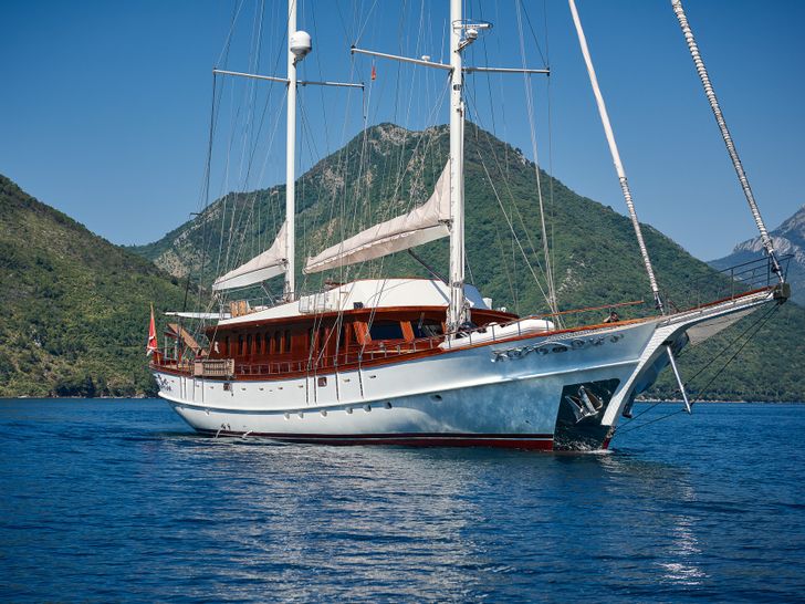 RIANA Silyon 41m Sailing Yacht Anchored RIANA Silyon 41m Sailing Yacht Anchored