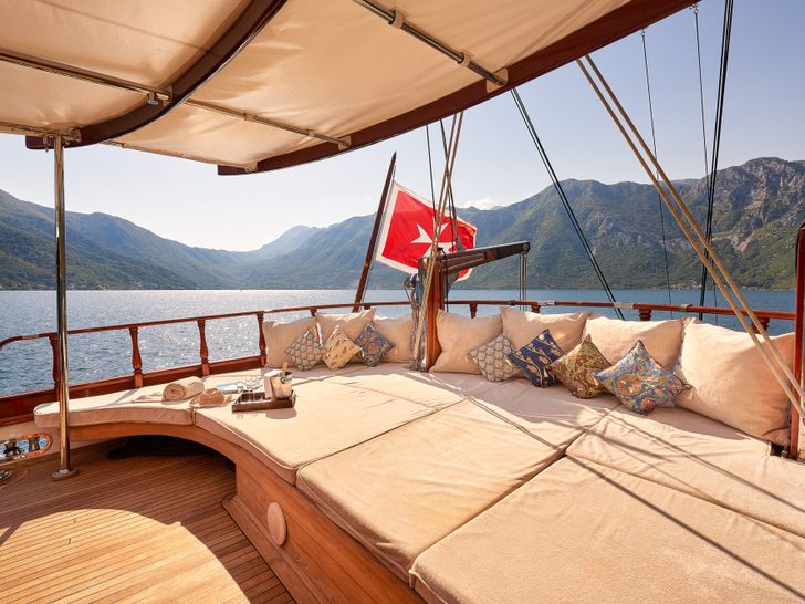 RIANA Silyon 41m Sailing Yacht Aft RIANA Silyon 41m Sailing Yacht Aft