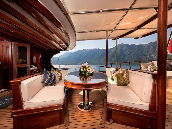 RIANA Silyon 41m Sailing Yacht Aft RIANA Silyon 41m Sailing Yacht Aft