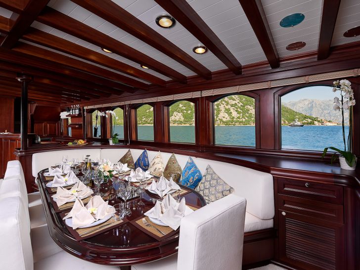 RIANA Silyon 41m Sailing Yacht Dining RIANA Silyon 41m Sailing Yacht Dining
