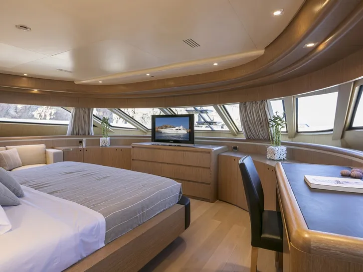 RINI V Technema 120 - master cabin bed and TV RINI V Technema 120 - master cabin bed and TV