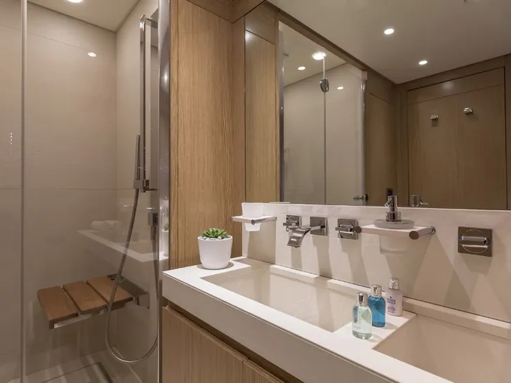 RINI V Technema 120 - VIP cabin 1 bathroom RINI V Technema 120 - VIP cabin 1 bathroom