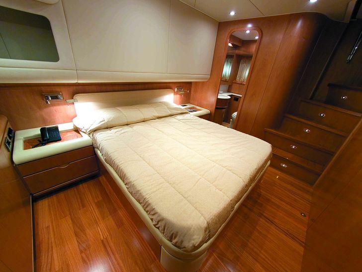 RIZZARDI 73 Luxury Motoryacht Main Cabin