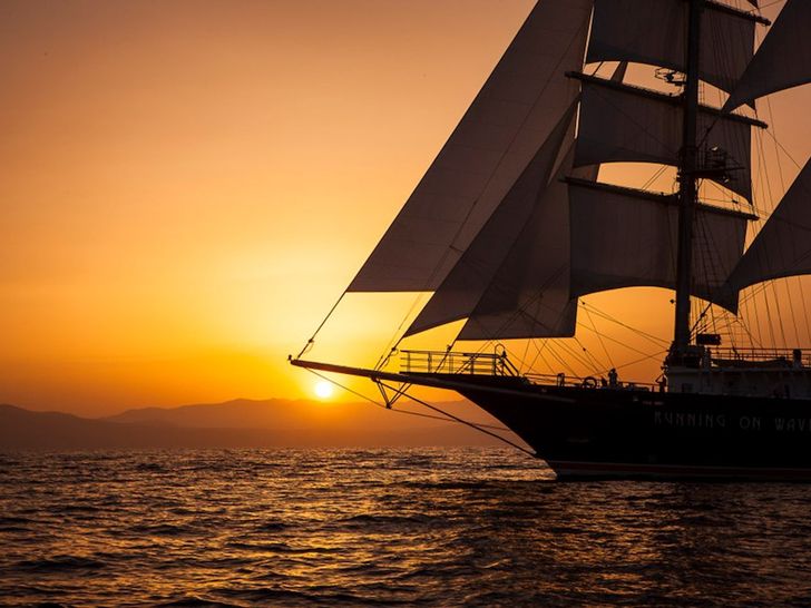 RUNNING ON WAVES - 209` Segel Masten Yachten RUNNING ON WAVES - 209` Segel Masten Yachten