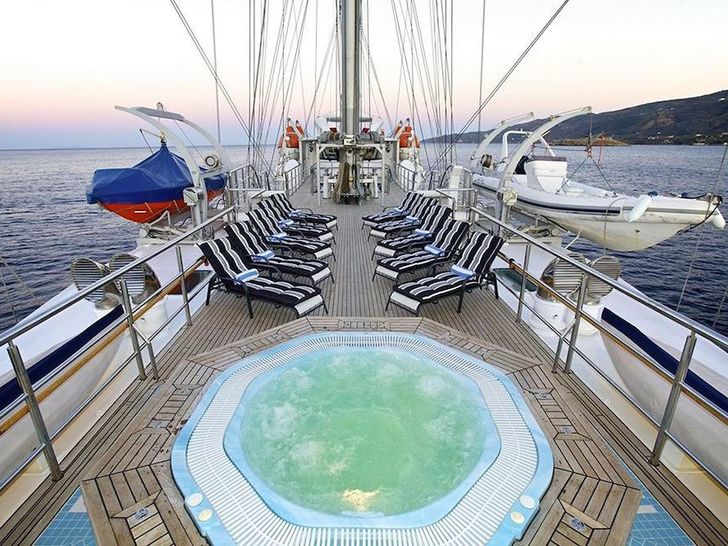 RUNNING ON WAVES - 209` Segel Masten Yachten RUNNING ON WAVES - 209` Segel Masten Yachten
