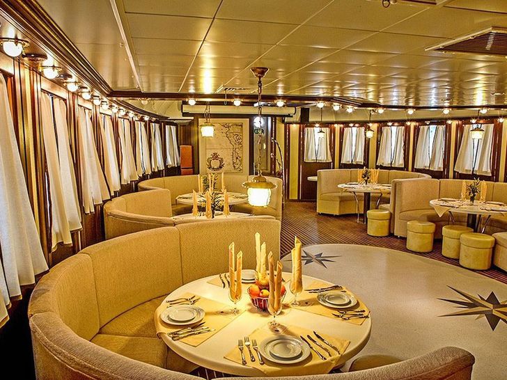 RUNNING ON WAVES - 209` Segel Masten Yachten RUNNING ON WAVES - 209` Segel Masten Yachten