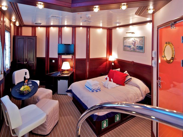 RUNNING ON WAVES - 209` Segel Masten Yachten RUNNING ON WAVES - 209` Segel Masten Yachten