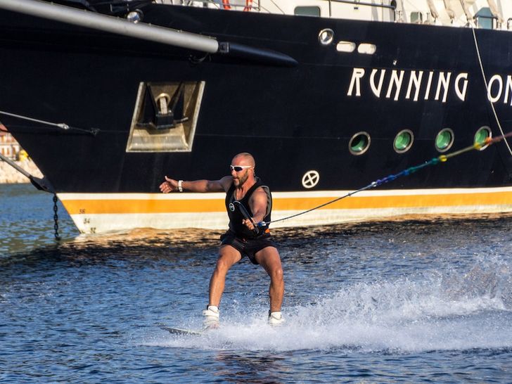 RUNNING ON WAVES - 209` Segel Masten Yachten RUNNING ON WAVES - 209` Segel Masten Yachten
