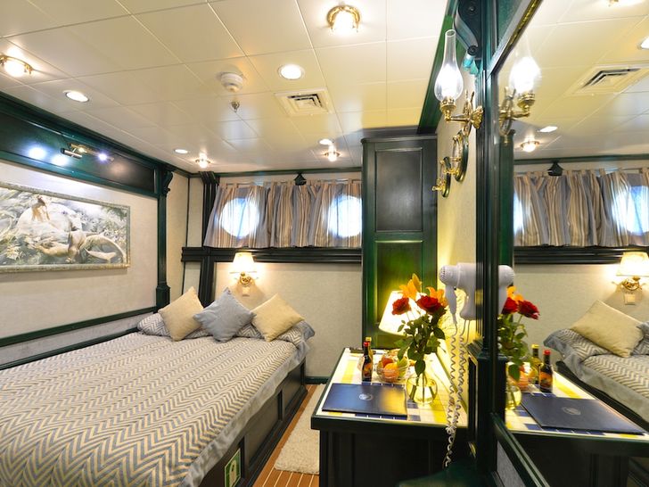 RUNNING ON WAVES - 209` Segel Masten Yachten RUNNING ON WAVES - 209` Segel Masten Yachten