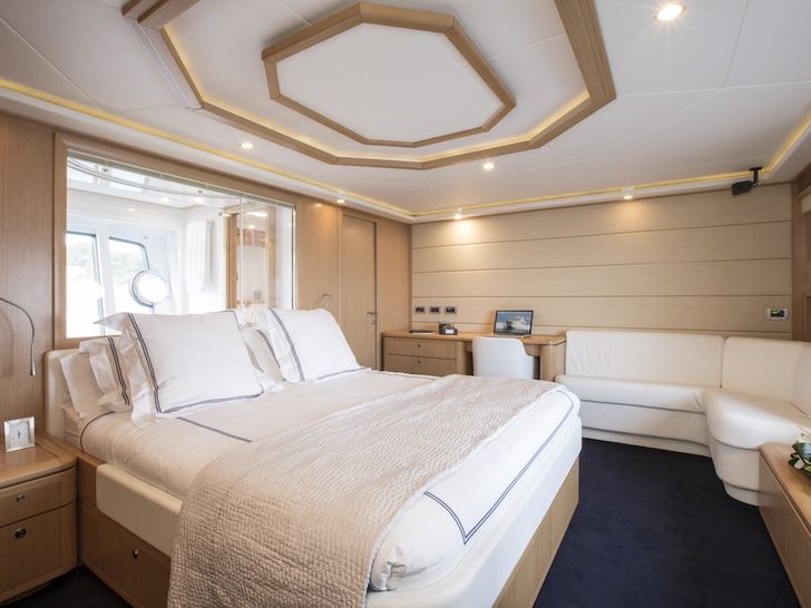 PORTHOS SANS ABRI Ferretti 881 - master cabin PORTHOS SANS ABRI Ferretti 881 - master cabin