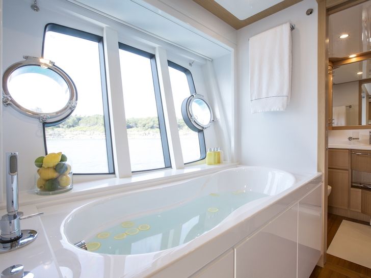PORTHOS SANS ABRI Ferretti 881 - master cabin bathroom PORTHOS SANS ABRI Ferretti 881 - master cabin bathroom