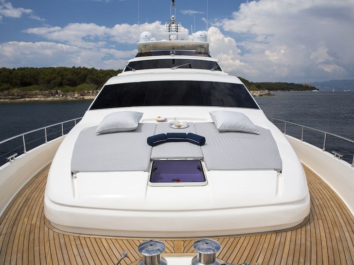 PORTHOS SANS ABRI Ferretti 881 - foredeck PORTHOS SANS ABRI Ferretti 881 - foredeck