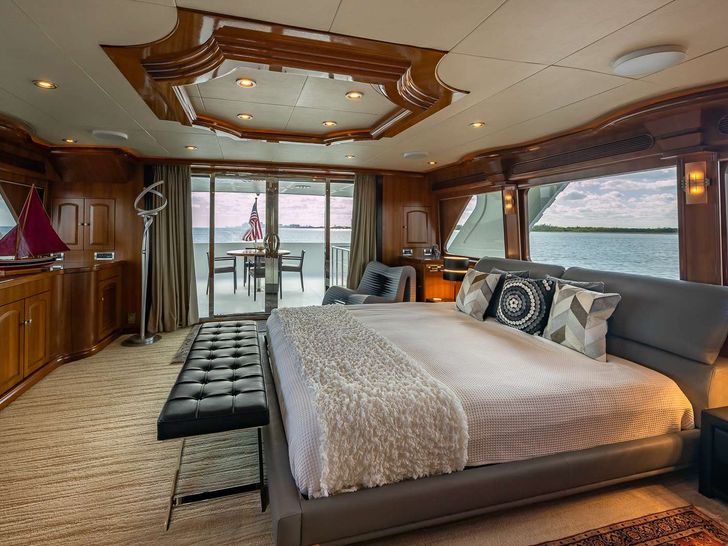 SCOTT FREE - President 114,main cabin panoramic view SCOTT FREE - President 114,main cabin panoramic view