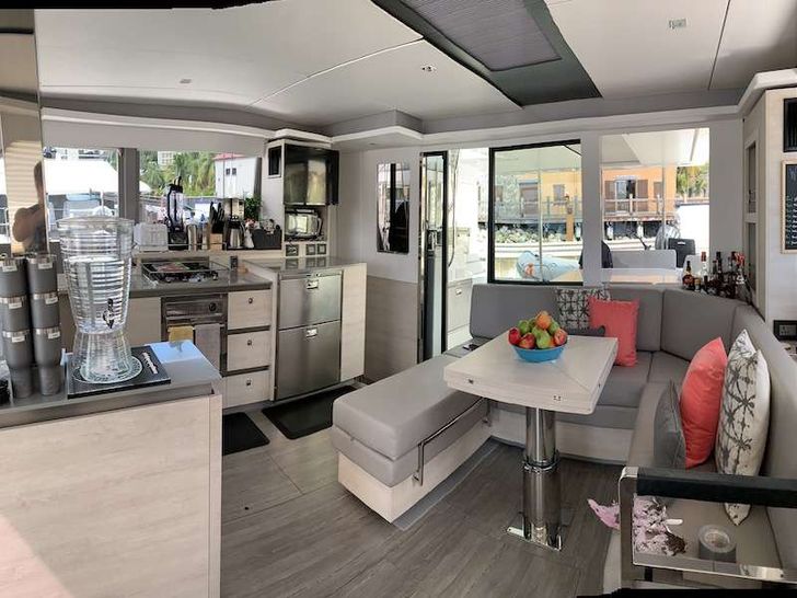 SEA DOG - Saloon SEA DOG - Saloon