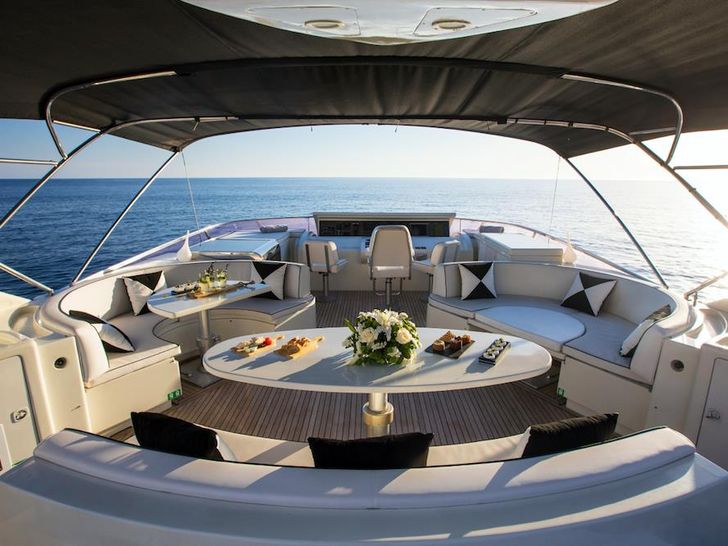 SERAPH Mochi Craft Crewed Motoryacht Flybridge SERAPH Mochi Craft Crewed Motoryacht Flybridge