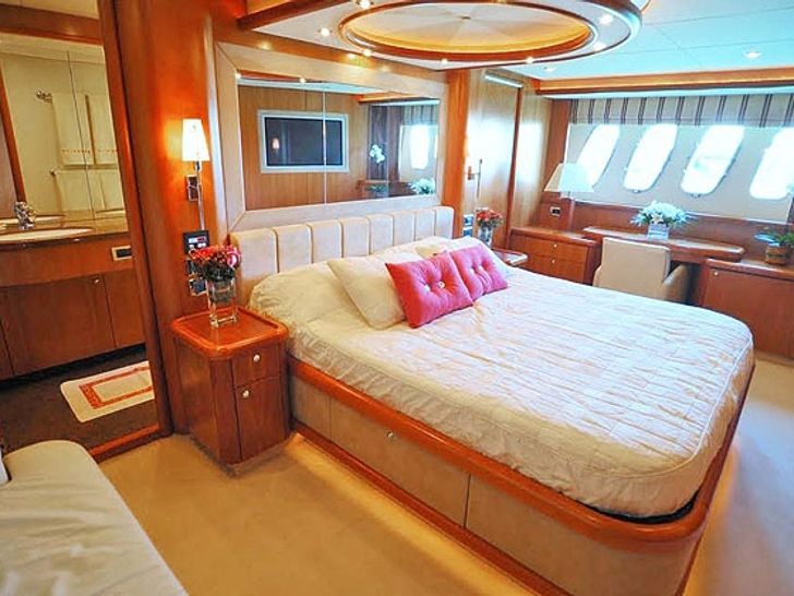 SERENITY - Sunseeker 82,VIP cabin