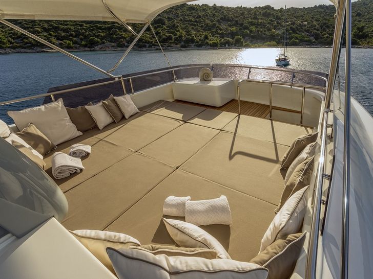 SEVENTH SENSE - Crewed Motor Yacht - Flybridge Sunpads SEVENTH SENSE - Crewed Motor Yacht - Flybridge Sunpads