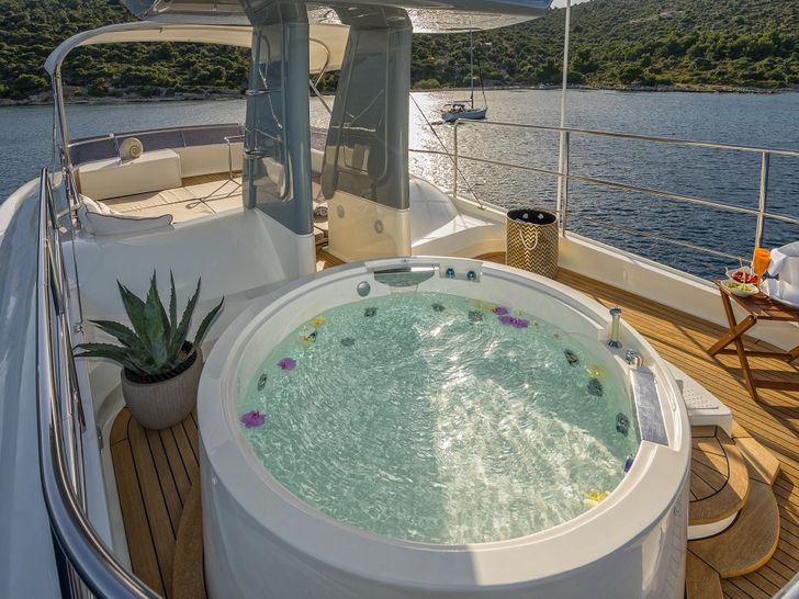 SEVENTH SENSE - Crewed Motor Yacht - Jacuzzi SEVENTH SENSE - Crewed Motor Yacht - Jacuzzi