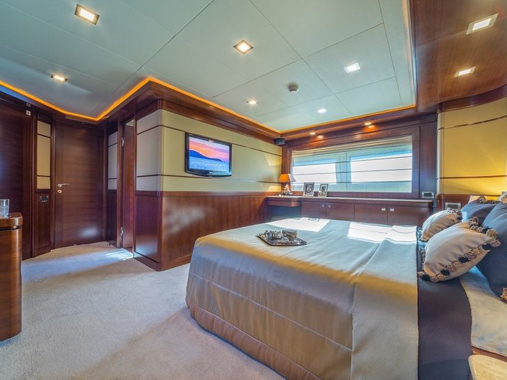 SEVENTH SENSE - Crewed Motor Yacht - Upper Deck Master