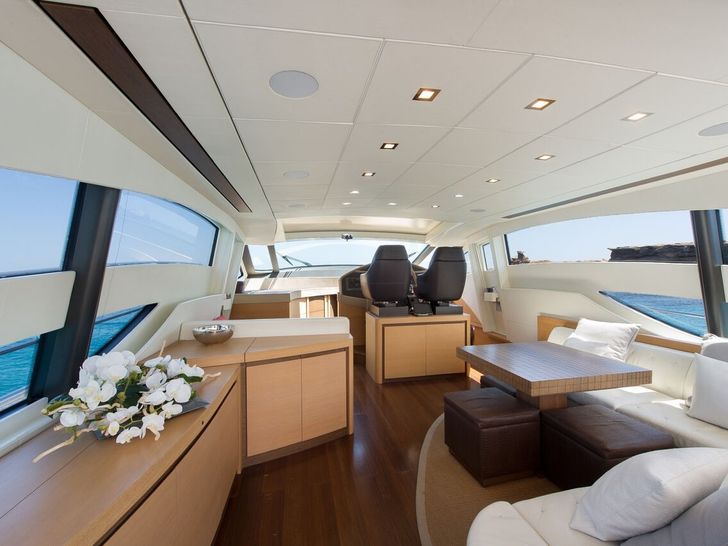 LEGENDARY Pershing 72 - saloon seating LEGENDARY Pershing 72 - saloon seating