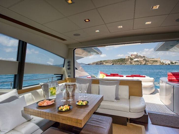 LEGENDARY Pershing 72 - saloon LEGENDARY Pershing 72 - saloon