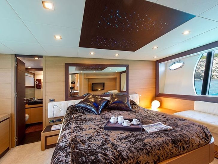 LEGENDARY Pershing 72 - master cabin LEGENDARY Pershing 72 - master cabin