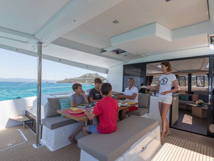 SHEILA T - Fountaine Pajot Saona 47 SHEILA T - Fountaine Pajot Saona 47