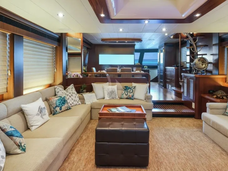 Crewed Motor Yacht Saloon Crewed Motor Yacht Saloon