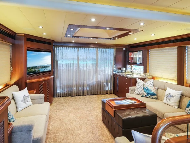 Crewed Motor Yacht Salon Crewed Motor Yacht Salon