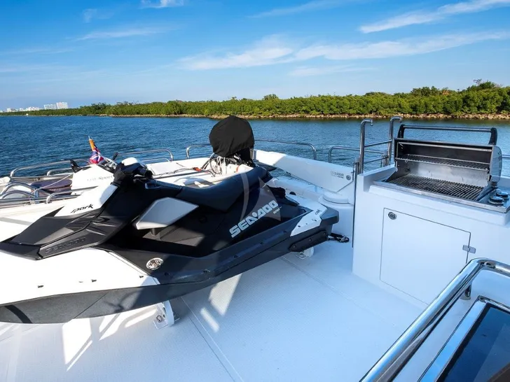 Crewed Motor Yacht Flybridge Crewed Motor Yacht Flybridge