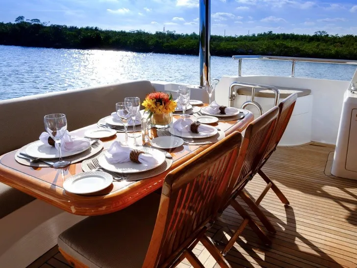 Crewed Motor Yacht Dining Crewed Motor Yacht Dining
