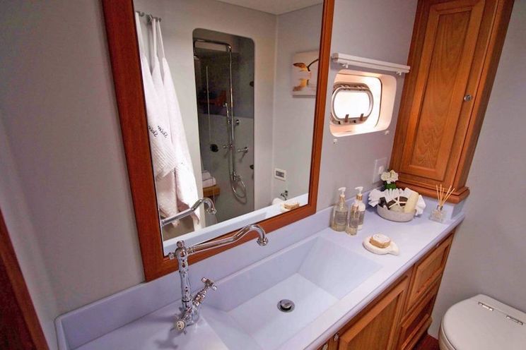 Charter Yacht SKIMMER - Two Oceans 78 - 4 Cabins - Tortola - Virgin Gorda - Grenadines