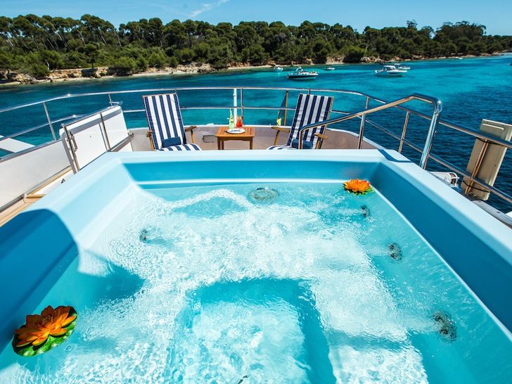 jacuzzi on the fly bridge