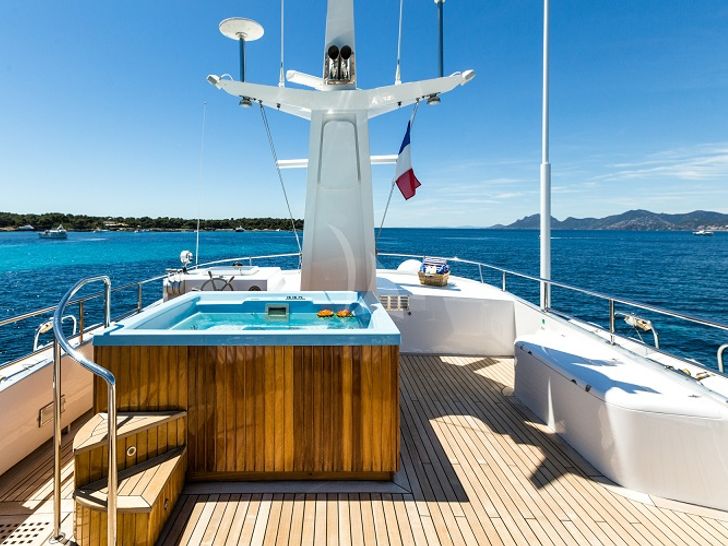 jacuzzi on the fly bridge