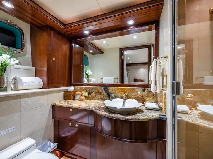 STARSHIP - Van Mill 43 m,queen cabin bathroom STARSHIP - Van Mill 43 m,queen cabin bathroom