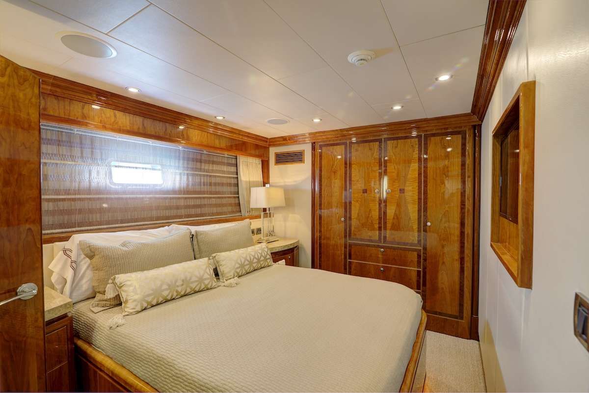 STERLING V Yacht Queen Cabin