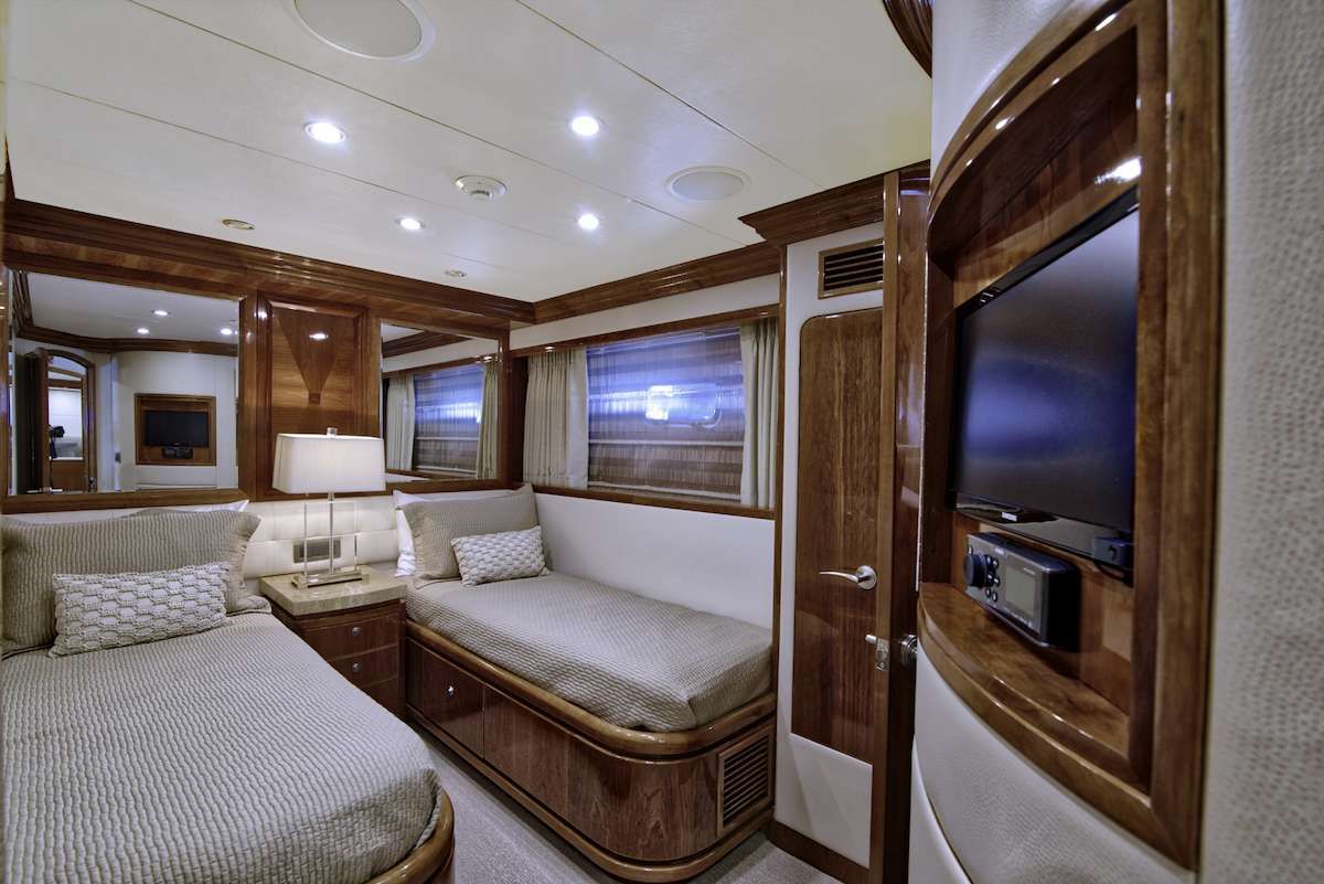 STERLING V Yacht Twin Cabin