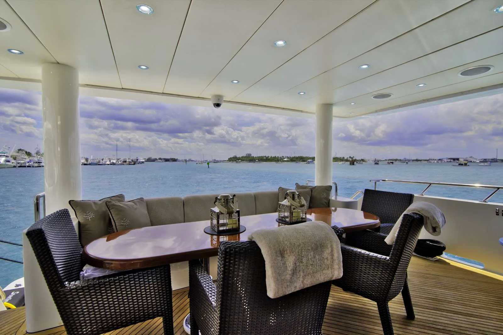 STERLING V Yacht Alfresco Dining
