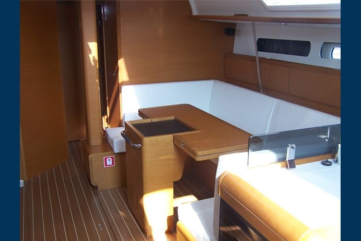 Charter Yacht Sun Odyssey 43.9 - 4 Cabins - Denia