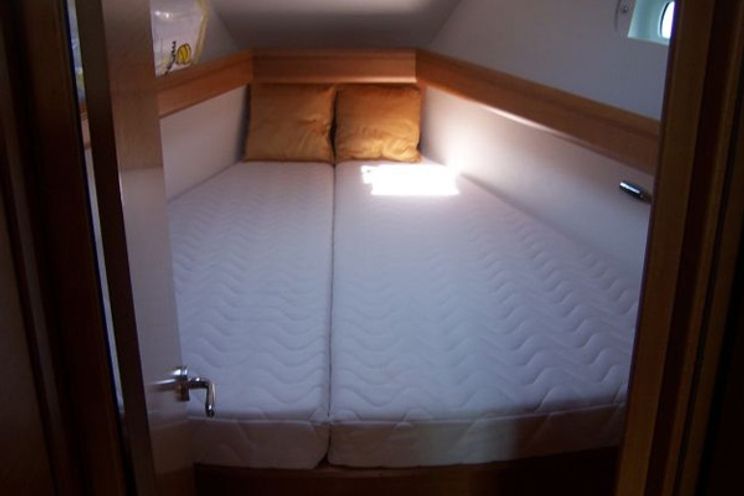 Charter Yacht Sun Odyssey 43.9 - 4 Cabins - Denia