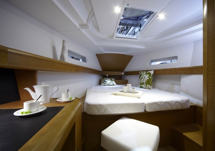 Charter Yacht Sun Odyssey 439 - 4 Cabins - Ibiza