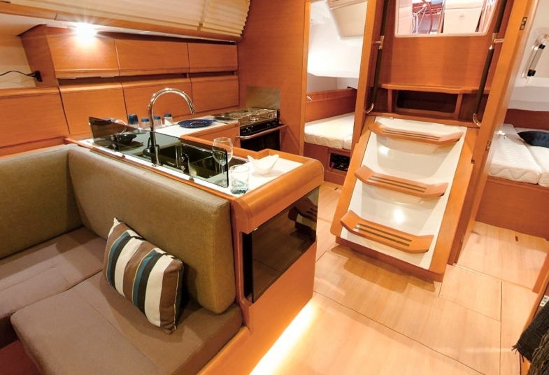 Charter Yacht Sun Odyssey 439 - 4 Cabins - Ibiza
