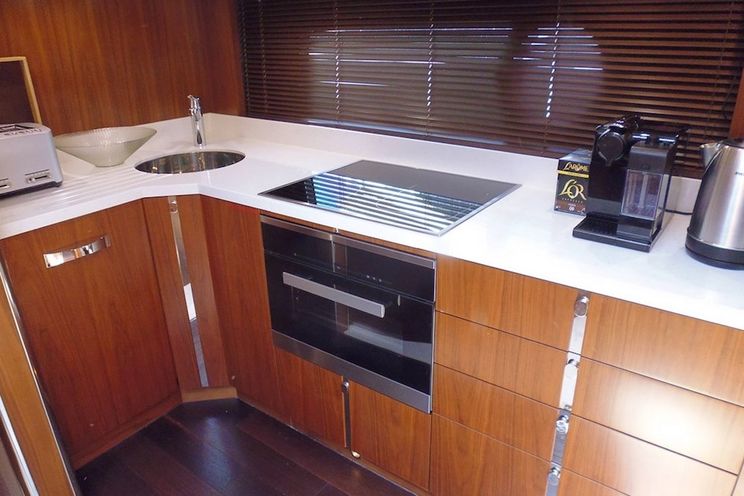 Charter Yacht Sunseeker 68 Sport Yacht - 3 Cabins - Puerto Banús - Costa del Sol - Marbella - Sotogrande