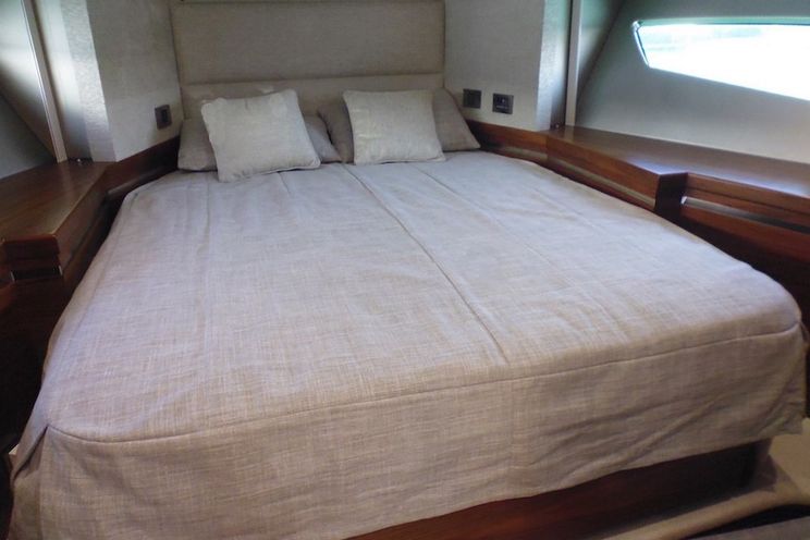 Charter Yacht Sunseeker 68 Sport Yacht - 3 Cabins - Puerto Banús - Costa del Sol - Marbella - Sotogrande