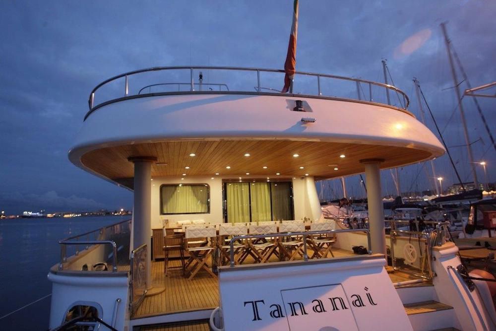 TANANAI Yacht Aft Dining
