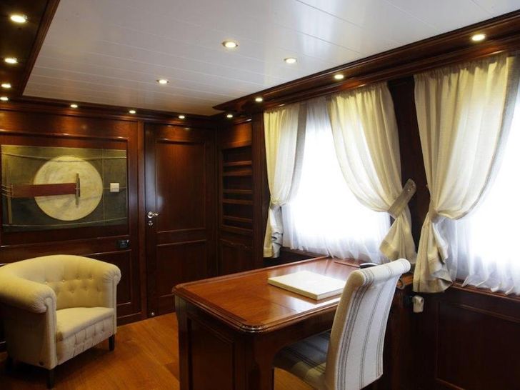 TANANAI Yacht Master Office