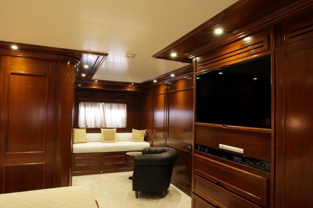 TANANAI Yacht Master Suite Tv