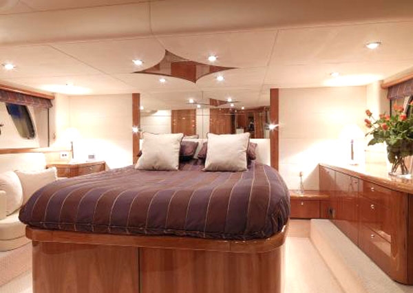 Charter Yacht TIGERFEET - Sunseeker Manhattan 60 - 3 Cabins - La Napoule - Cannes - St Tropez