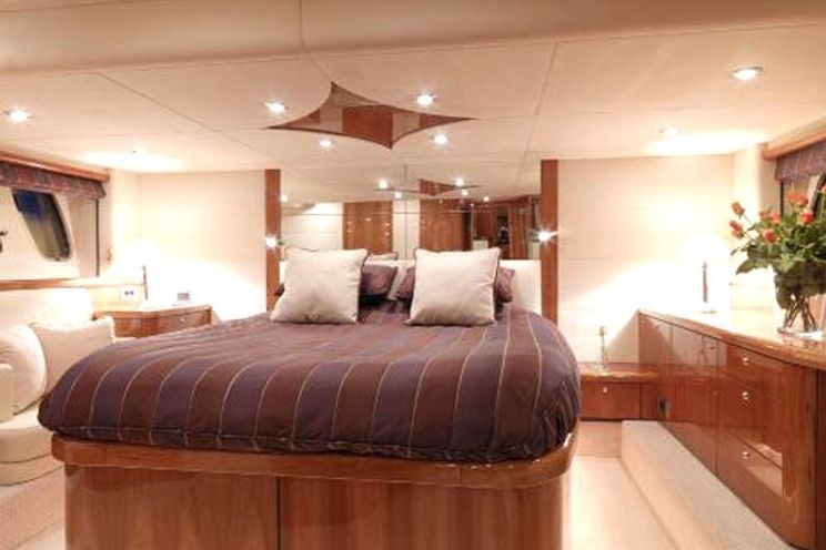 Charter Yacht TIGERFEET - Sunseeker Manhattan 60 - 3 Cabins - La Napoule - Cannes - St Tropez
