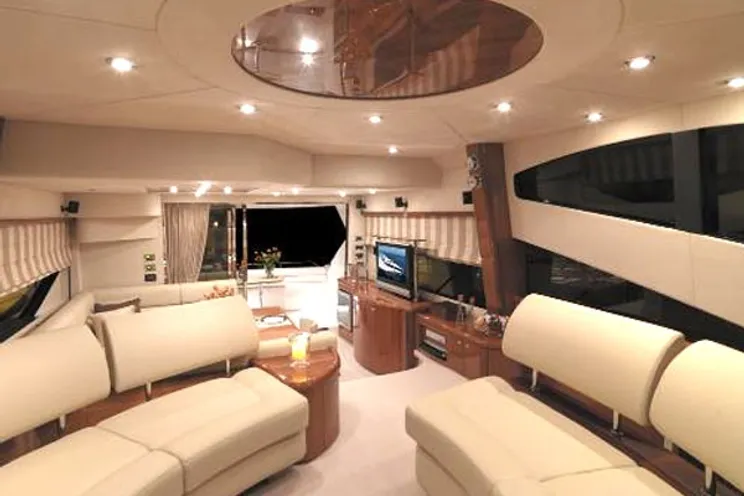 Charter Yacht TIGERFEET - Sunseeker Manhattan 60 - 3 Cabins - La Napoule - Cannes - St Tropez